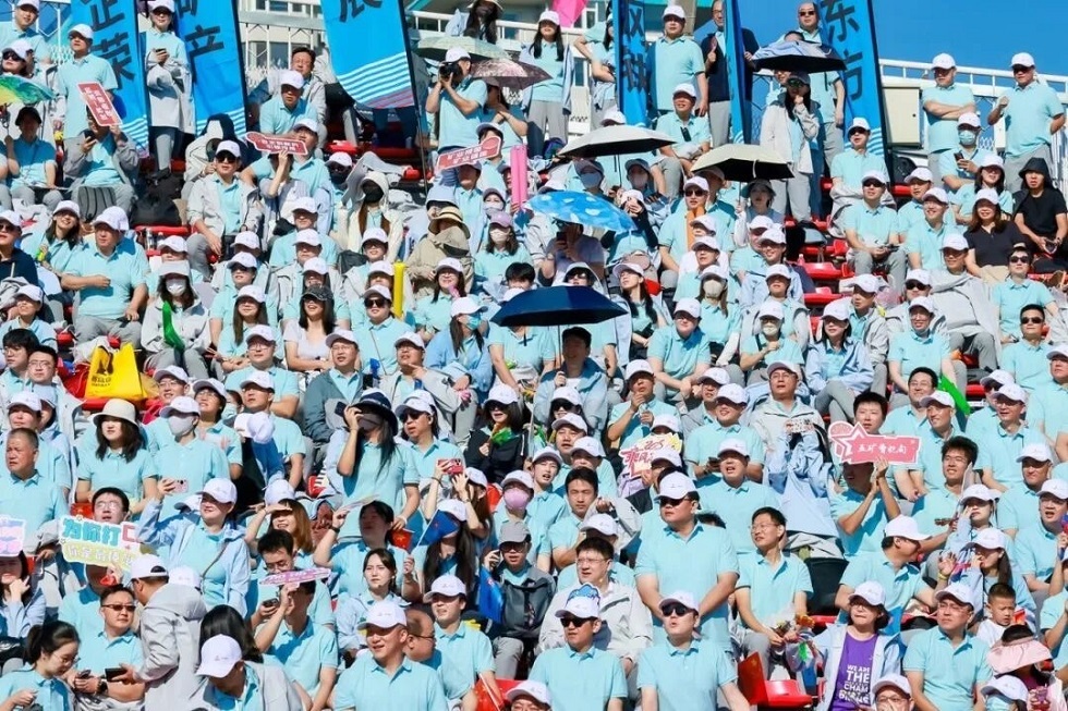 5-觀看運(yùn)動(dòng)會(huì)的中國(guó)五礦職工